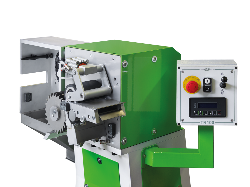 Fresa di taglio a 24-30 denti
Lama fissa in metallo duro e HSS
Rullo pressore pneumatico
Potenza motore 4 kw
PossibilitÃ  di produzione microgranulo
Nessun utensile per le operazioni di pulizia
VelocitÃ  regolabile tramite inverter
Dimensioni 620x870x1350 mm
Peso 330 kg

*Il numero di profili e la capacitÃ  produttiva sono indicativi; differenti condizioni applicative potrebbero far variare i valori indicati.
