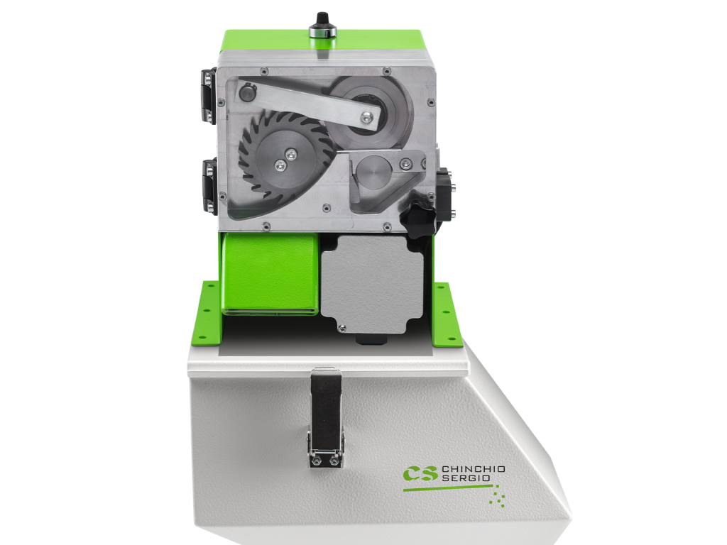 Fresa di taglio a 20 denti
Lama fissa a due lati taglienti
Motore 0,75 kw. 220 V
Nessun azionamento pneumatico per il rullo
CapacitÃ  fino a 10 kg/h.
Dimensioni macchina 24x25x24cm.
Manutenzione rapida e veloce
Predisposizione per fissaggio a terra e su tramoggia

&nbsp;
