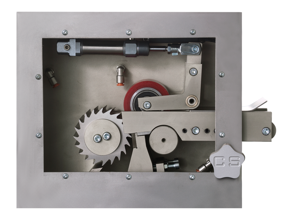 Fresa di taglio a 12-20 denti
Lama fissa in metallo duro e HSS
Rullo pressore pneumatico
Potenza motore 0.75 kw
Sistema di pulizia automatico
PossibilitÃ  di produzione microgranulo
VelocitÃ  regolabile tramite inverter
Dimensioni 450x400x1350 mm
Peso 120kg

*Il numero di profili e la capacitÃ  produttiva sono indicativi; differenti condizioni applicative potrebbero far variare i valori indicati.

